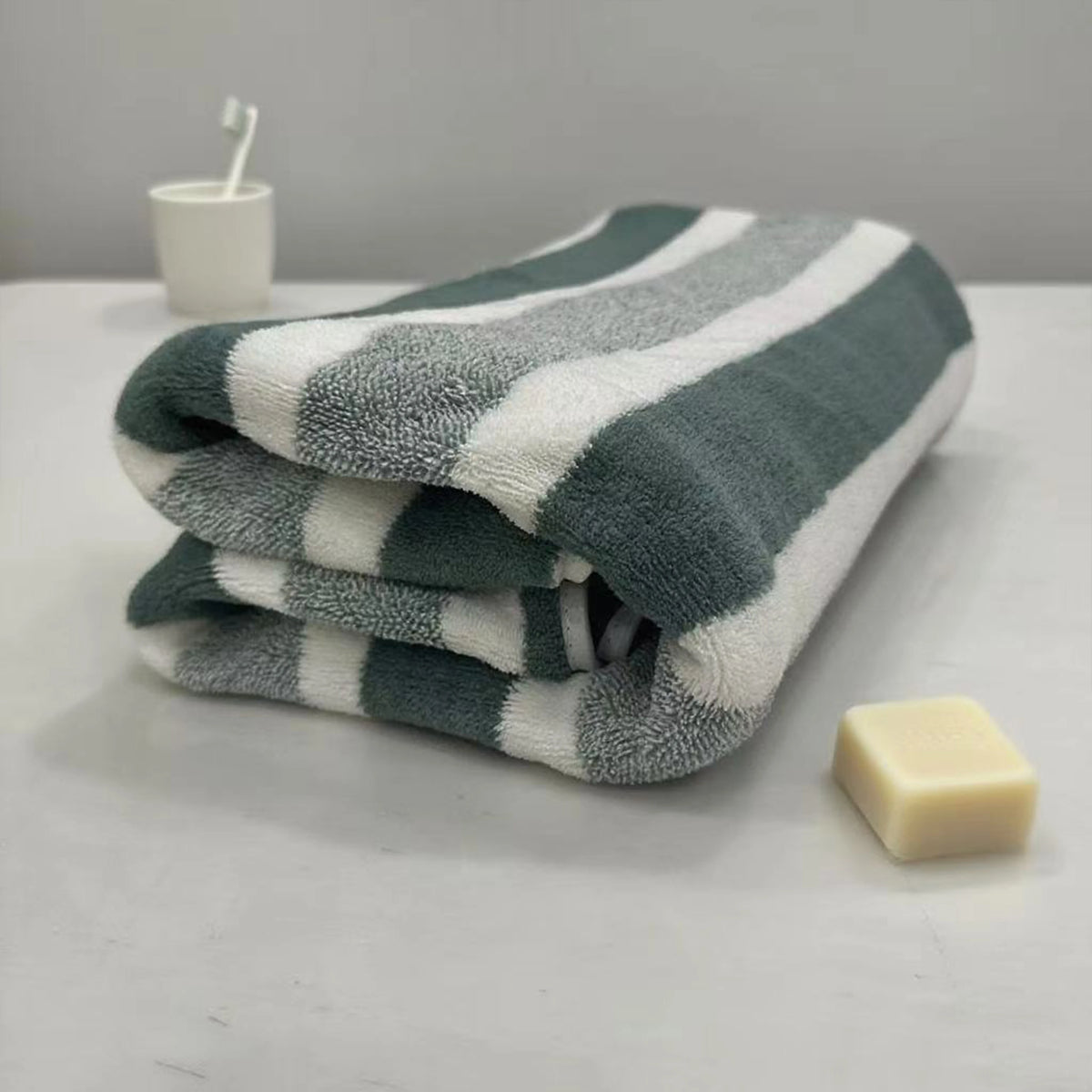 1-pack thick bath towel, strong water absorption and quick drying, non shedding, durable - very suitable for families, beaches,